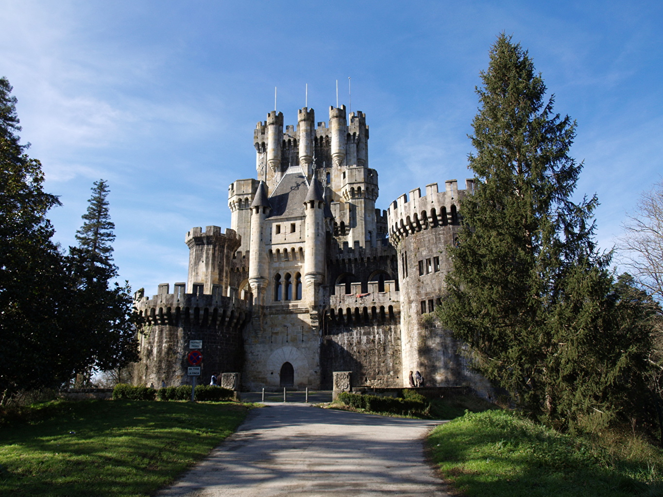 Castle 5. Stone Castle (каменный замок). Лихтенштайн замок в Германии замок Бутрон Испания. Замок Габсбург. Chambord Castle ворота.