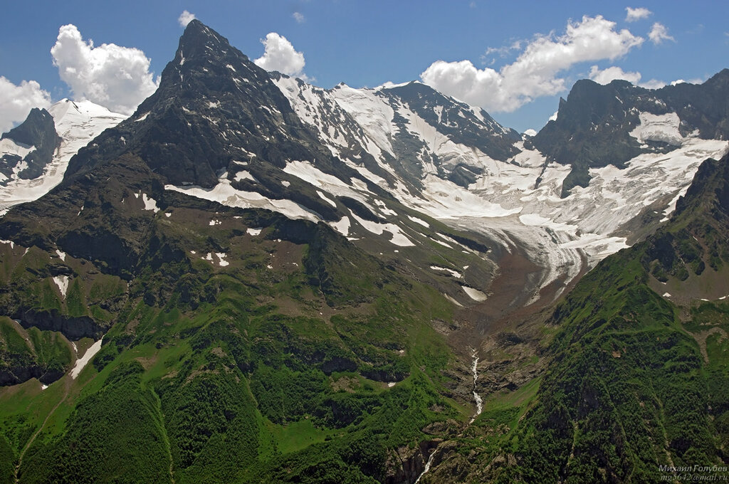 Кавказ фото. Домбай белалакая лето. Домбай название горных вершин. Пик Курск одна из горных вершин центрального Кавказского хребта. Горная гряда Кавказ.