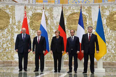 Президент Белоруссии Александр Лукашенко, Президент России Владимир Путин, Федеральный канцлер Германии Ангела Меркель, Президент Франции Франсуа Олланд, Президент Украины Пётр Порошенко перед началом переговоров в «нормандском формате» с участием членов делегаций.