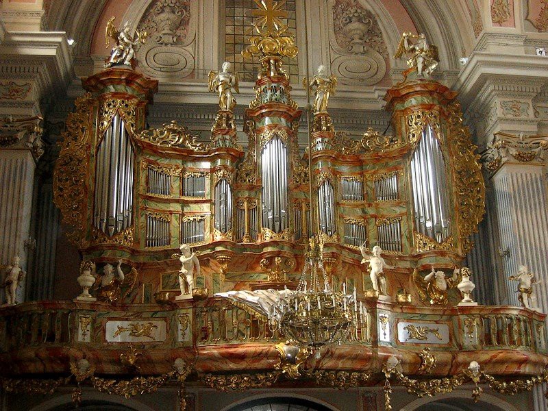 2.  Церковь Св. Анны (Варшава, Польша) музыкальный инструмент, орган