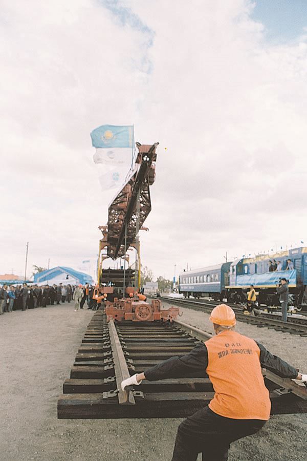 В августе началось строительство 153-километрового железнодорожного пути от Усть-Каменогорска до станции Шар
