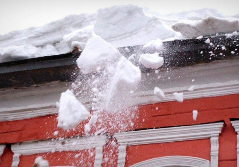 Неубранный с крыши снег может привести к тяжелым последствиям
