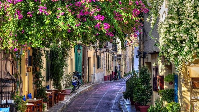 Уютная улица городка в Провансе
