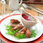 Куриная печень со свекольно-клюквенным соусом