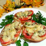 Горячие бутерброды с грибами и помидорами