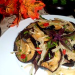 Баклажаны с луком и базиликом