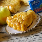 Яблочный пирог в карамельном соусе