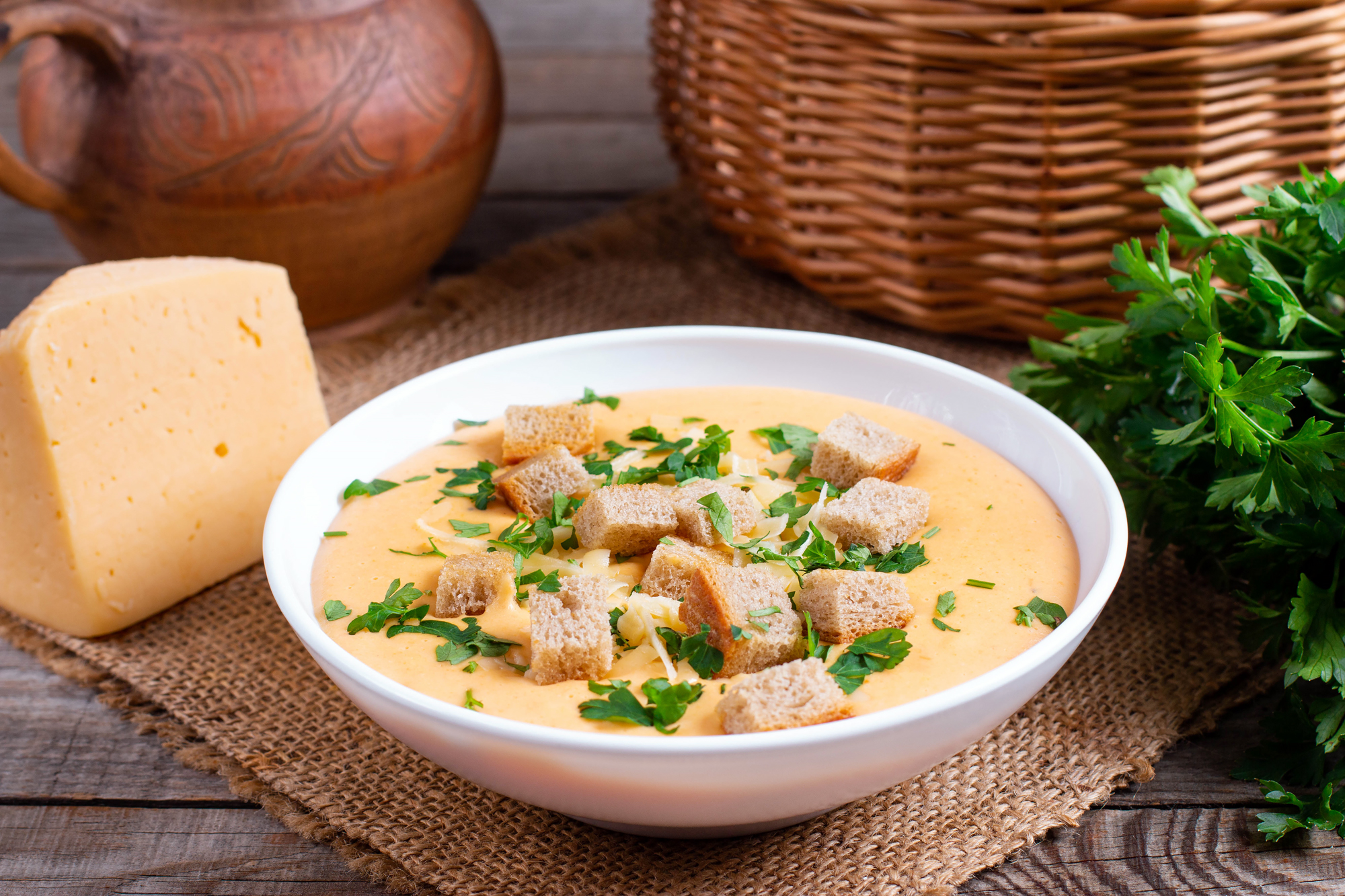 Рецепт сырного супа без плавленного сыра. Суп Романо сырный. Сырный суп с шампиньонами и брокколи. Сырный крем суп с сухариками. Сырный суп с курицей.