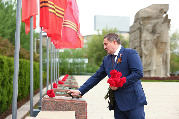 Андрей Бочаров от имени всех жителей Волгоградской области возложил цветы на Мамаевом кургане