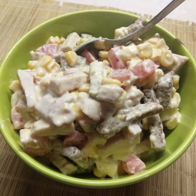 Яичный салат с балыком, кукурузой и ржаными сухариками - рецепт с фото