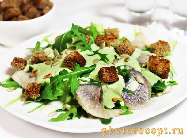 Салат с сельдью и рукколой под зеленым луковым соусом - рецепт с фото Салат с сельдью и рукколой под зеленым луковым соусом - рецепт с фото