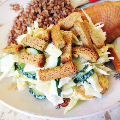 Тёплый салат с сухариками - рецепт с фото Тёплый салат с сухариками - рецепт с фото