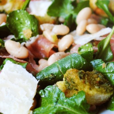 Фасолевый салат с прошутто, сыром и сухариками - рецепт с фото Фасолевый салат с прошутто, сыром и сухариками - рецепт с фото