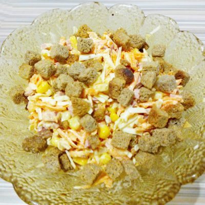 Сырный салат с колбаской и кукурузой - рецепт с фото Сырный салат с колбаской и кукурузой - рецепт с фото