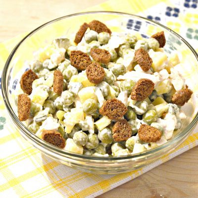 Простой салат из куриной грудки и зеленого горошка - рецепт с фото Простой салат из куриной грудки и зеленого горошка - рецепт с фото