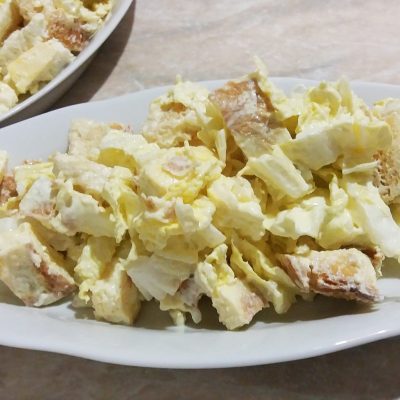 Салат из пекинской капусты с яичным блином и сухариками - рецепт с фото Салат из пекинской капусты с яичным блином и сухариками - рецепт с фото