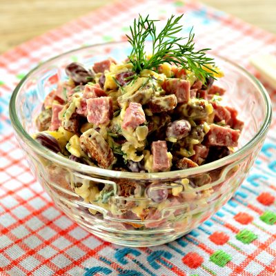 Салат с консервированной фасолью и сухариками - рецепт с фото Салат с консервированной фасолью и сухариками - рецепт с фото