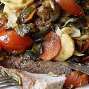 Свиной окорок, тушёный с
овощами