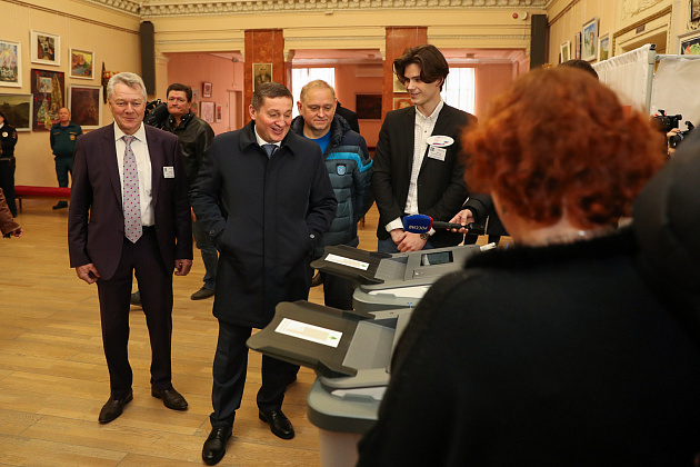 Андрей Бочаров посетил избирательный участок в Волжском