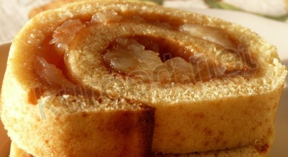 Бисквитный рулет с яблоками