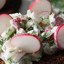Тост с салатом из редиса