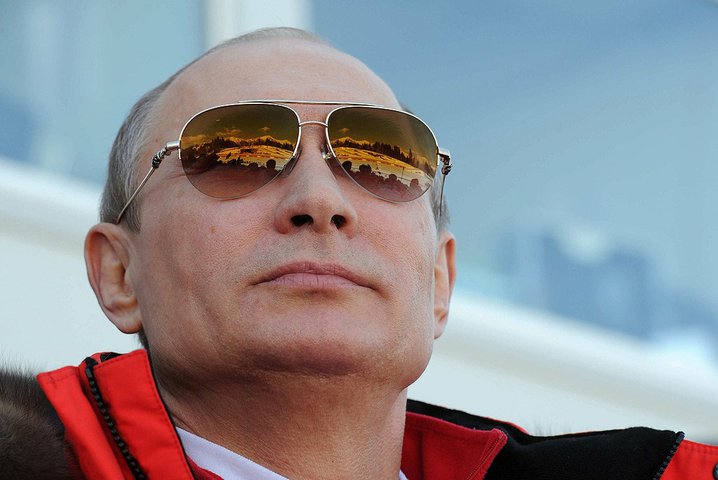 Владимир Путин на соревнованиях по лыжным гонкам в лыжно-биатлонном комплексе "Лаура"