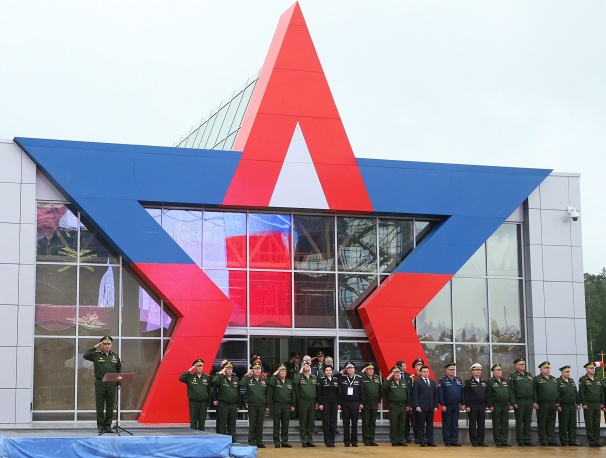 Министр обороны РФ Сергей Шойгу (второй слева) во время открытия Международного военно-технического форума "Армия-2015"