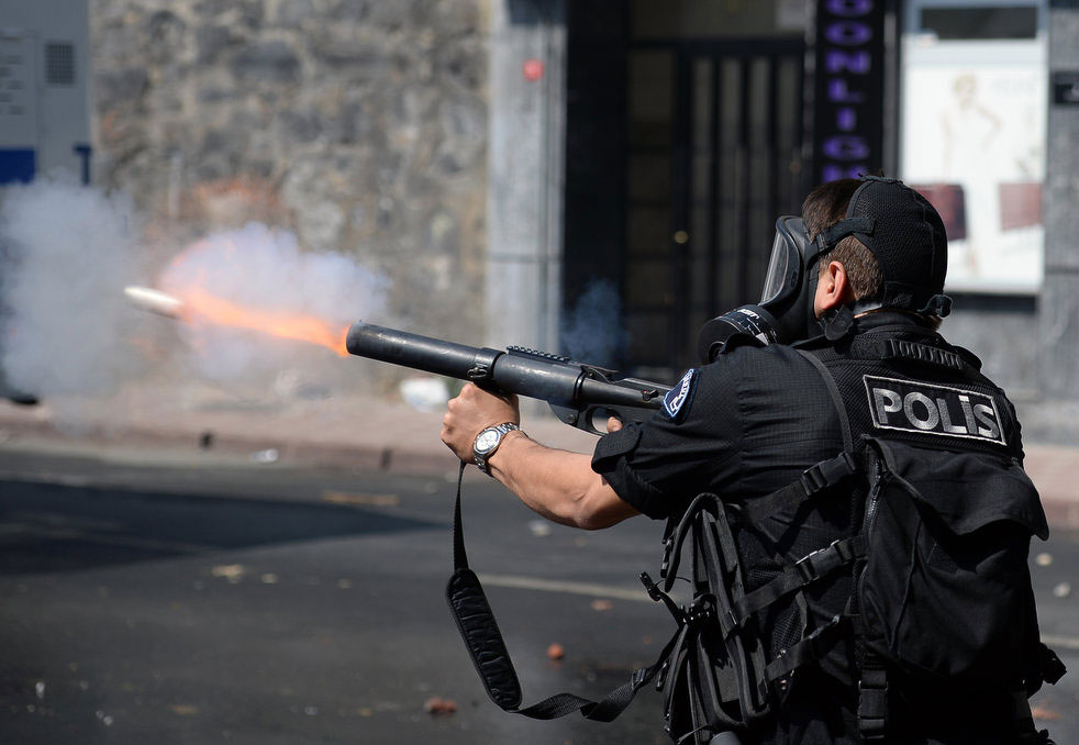 Для разгона манифестантов в Стамбуле, Турция полиция применила водометы и слезоточивый газ