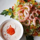 Салат с креветками и икорным соусом