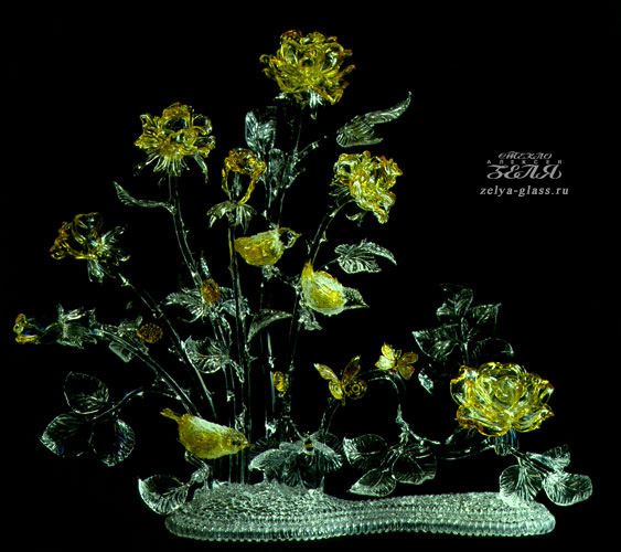 Розовый куст с птицами