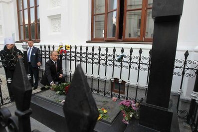 Во время посещения Киево-Печёрской лавры. Владимир Путин возложил цветы к могиле Петра Столыпина.