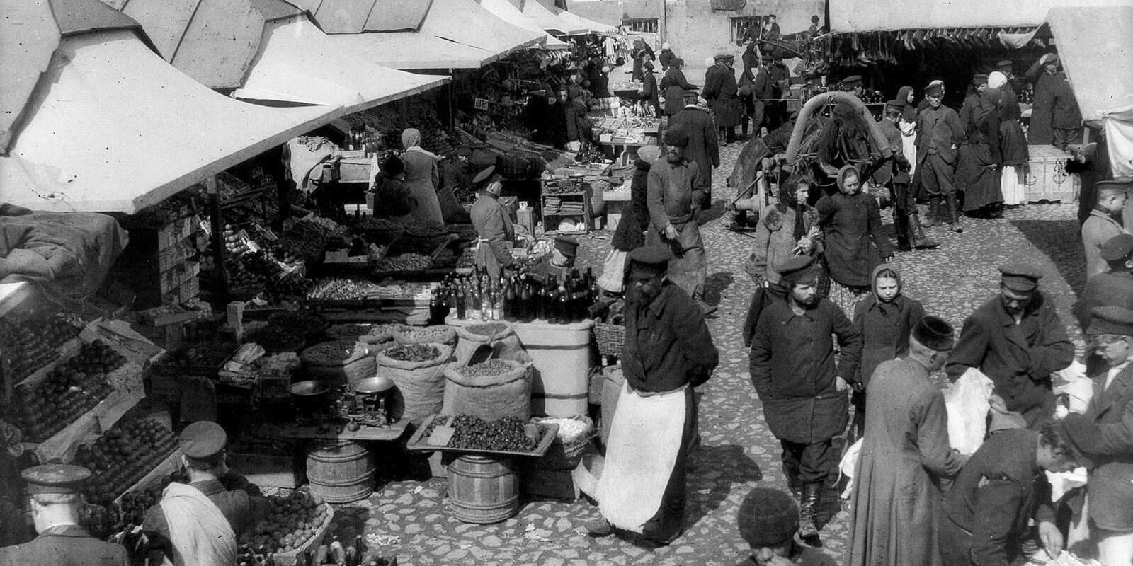 Торговля у Сухаревой башни в Великую субботу. Фото Н. Щапова. 16 апреля 1905 года. Главархив Москвы