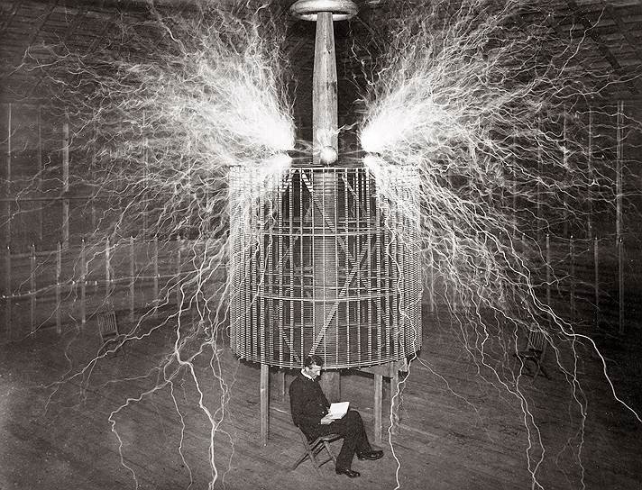 На фото ? легендарный физик и изобретатель Никола Тесла, которого называли «повелителем молний», в своей лаборатории в Колорадо-Спрингс. 1899 г. Источник фото: Stefano Bianchetti / Corbis via Getty Images.