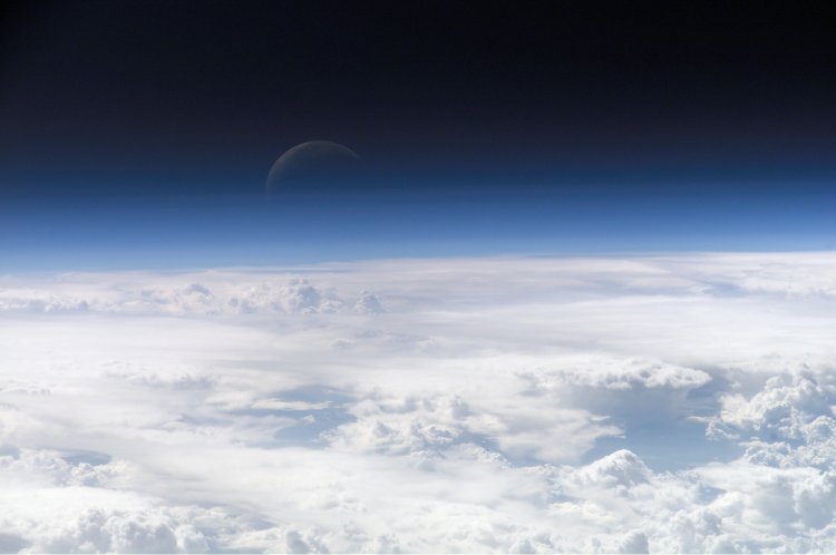 Атмосфера Земли (снимок с МКС, 2006 г.). Фото: https://earthobservatory.nasa.gov