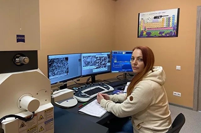 Дарья Тишкевич проводит исследования стекла с радиационной защитой