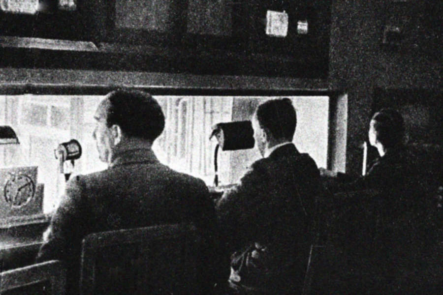 Работники Московского телевизионного центра в операторской, 1939 год