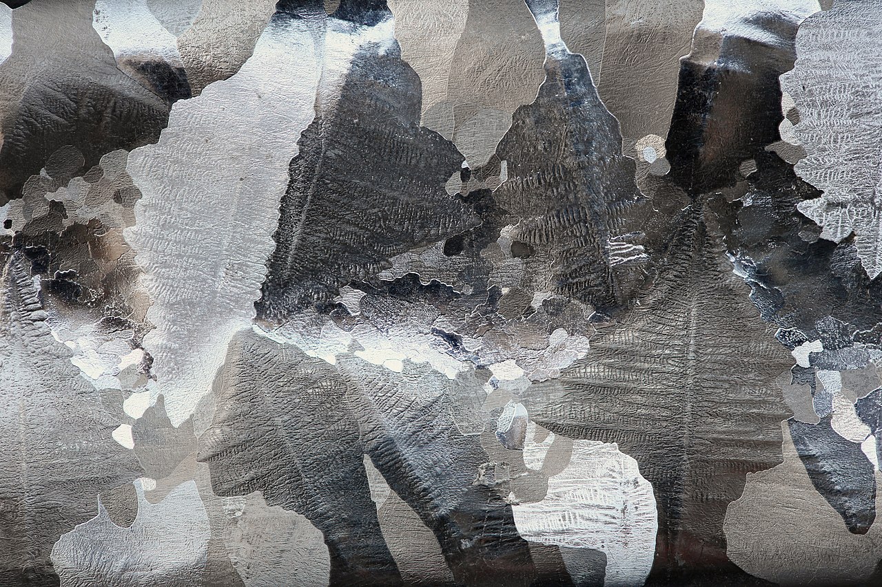 Микроструктура алюминия на протравленной поверхности слитка