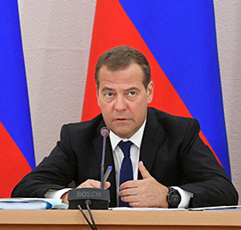 Медведев снял возрастные
ограничения для программы «Земский
доктор»