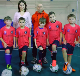 Партийцы передали детской
футбольной команде из Мурманской
области новую форму
