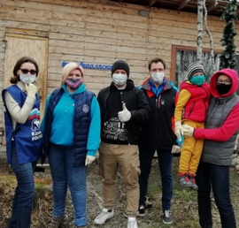 Волонтеры провели субботник в
питомнике ездовых собак в Мурманской
области