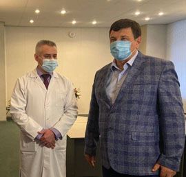 Игорь Ляхов передал ковидной
больнице в Смоленске медоборудование