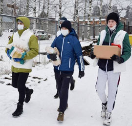 В Кирове волонтеры «Единой
России» доставили корм в приют для
бездомных животных