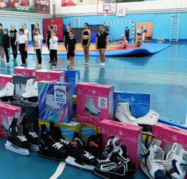 «Единая Россия» передала
коньки детским спортшколам Приморья