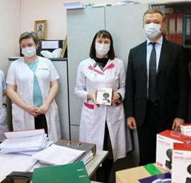 Маски, перчатки и веб-камеры для
участковых врачей доставили
волонтеры в поликлинику Новосибирска
