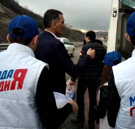 В Ингушетии «Единая Россия»
организовала раздачу горячего
питания водителям фур, застрявших на
трассе «Кавказ»
