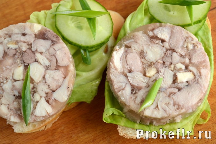 kurinyj-rulet-v-butylke-s-zhelatinom-orekhami-i-chesnokom (500x267, 357Kb)