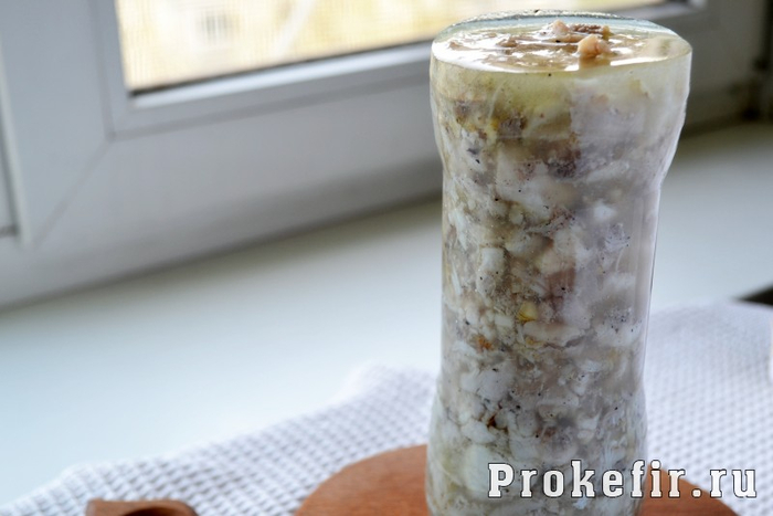 kurinyj-rulet-v-butylke-s-zhelatinom-orekhami-i-chesnokom-6 (500x267, 217Kb)